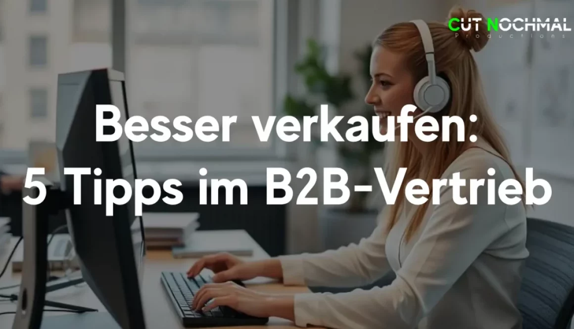 5 Tipps B2B Vertrieb Verkauf Tricks Digitaler Vertrieb im B2B Marketing Frau Vertriebsmitarbeiterin sitzt vor PC und führt ein Kundengespräch am Arbeitsplatz im Industrieunternehmen