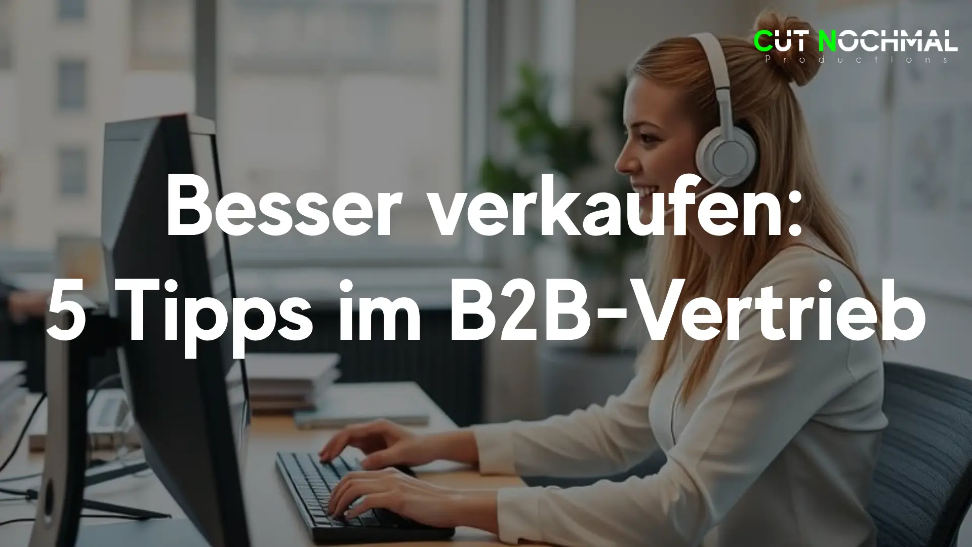 5 Tipps B2B Vertrieb Verkauf Tricks Digitaler Vertrieb im B2B Marketing Frau Vertriebsmitarbeiterin sitzt vor PC und führt ein Kundengespräch am Arbeitsplatz im Industrieunternehmen